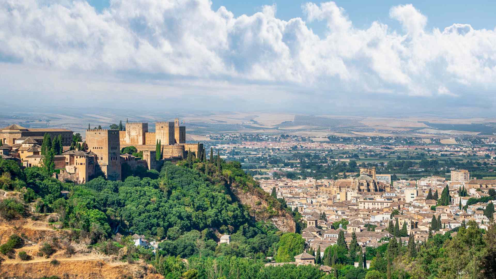 Image of the Alhambra overlooking Granada in Spain