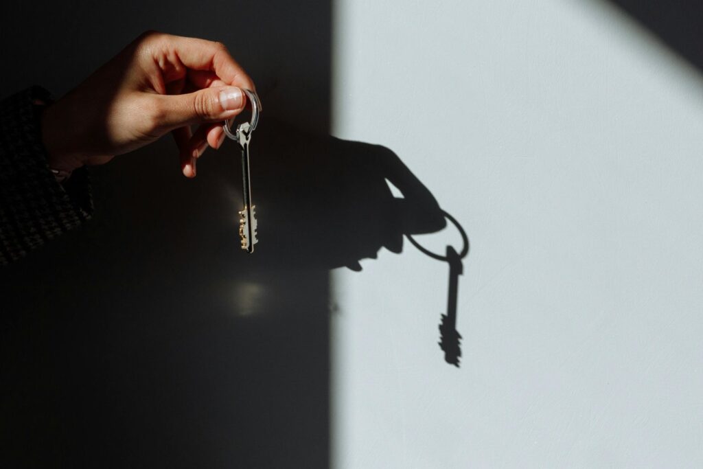 Key dangeling against a shadow